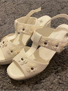 Delia's White Faux Patent Leather Pleather Chunky High Heels Flowers Size 9